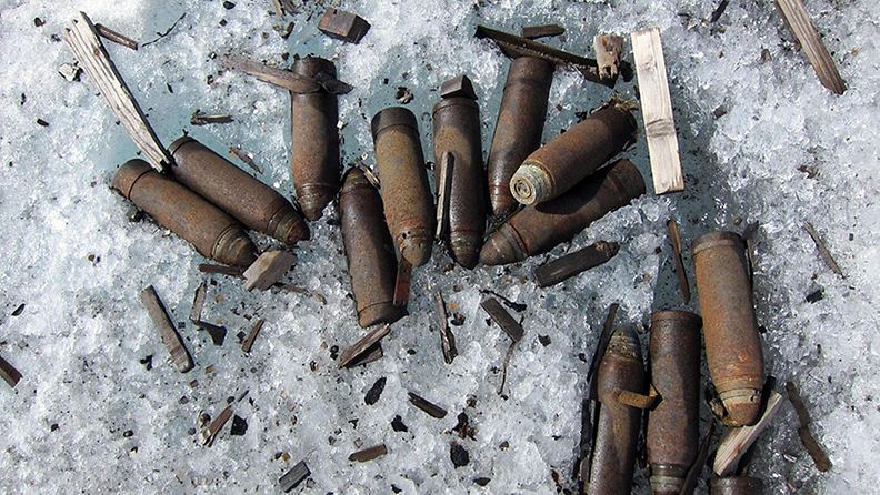 Jäätikön alta paljastui sodanaikaisia ammuksia. 