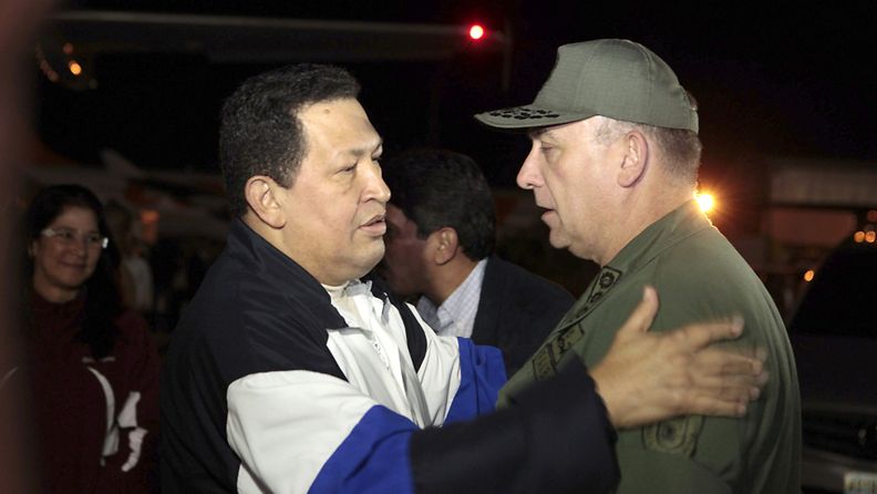 Hugo Chavez tervehtii Venezuelan puolustusministeri Diego Moleroa Caracasin lentokentällä 7.12.2012. 