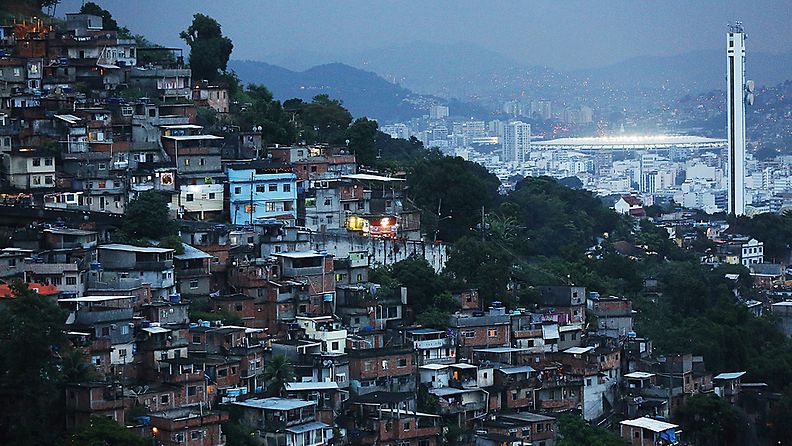 Rio de Janeiron Maracana-stadion hohtaa slummien taustalla.