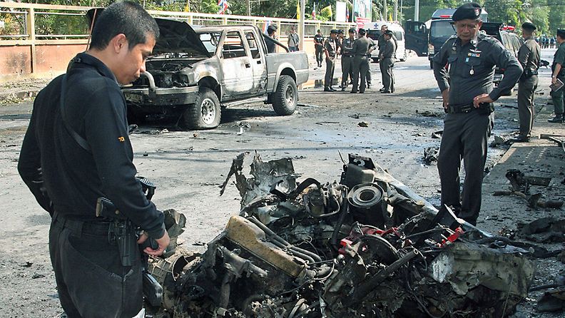Poliisin pommiyksikön tutkijat arvioivat Etelä-Thaimaan Pattanin provinssissa 17.2.2012 sattuneen pommi-iskun tuhoja.