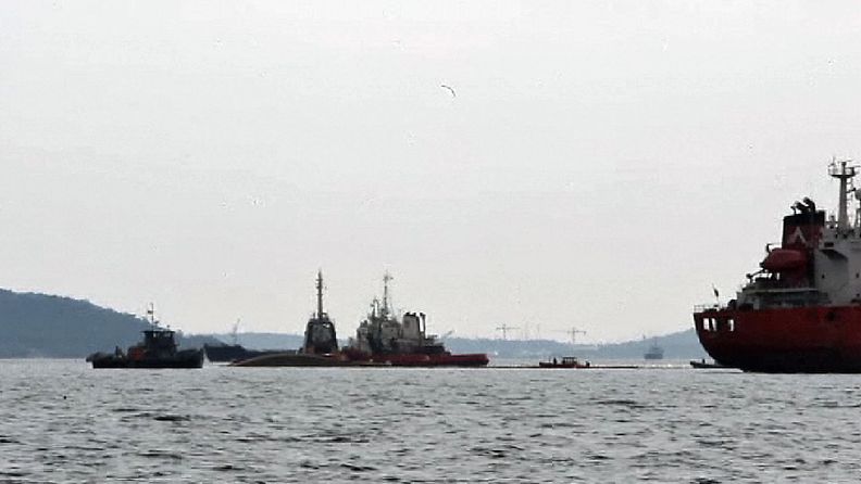 Raskasta polttoöljyä kuljettanut laiva upposi Kreikan Elefsinan sataman ulkopuolella 5.3.2012.