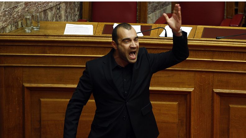 Äärioikeistolaisen Panayiotis Iliopoulosin tunteet kuumenivat Kreikan parlamentin istunnossa.