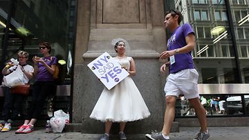 Tuhannet homoseksuaalien oikeuksia puolustavat ihmiset kokoontuivat sunnuntaina New Yorkiin vuosittaiselle Pride-marssille.