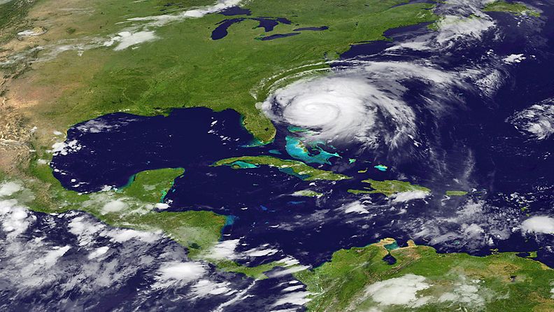 Kansallisen hurrikaanikeskuksen NOAA:n välittämä sateelliittikuva hurrikaani Irenen etenemisestä 26.8.2011 kohti Yhdysvaltain itärannikkoa. 