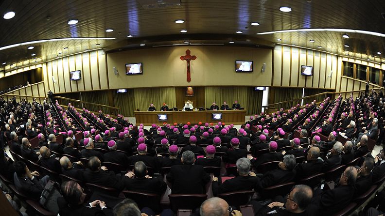 Paavi pitämässä puhetta Synod-hallissa Vatikaanissa.
