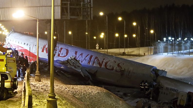 Neljä miehistön jäsentä on kuollut venäläisen matkustajakoneen epäonnistuneessa laskussa Moskovaan.