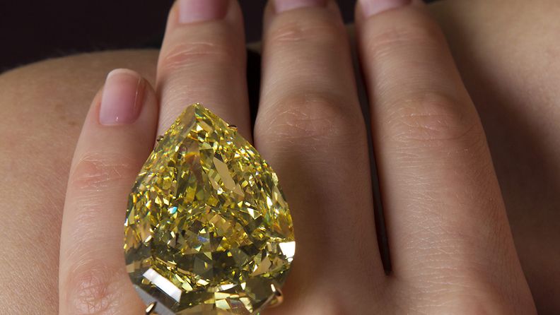 Harvinainen keltainen timantti on myyty ennätyshintaan huutokaupassa Sveitsissä 15.11.2011. Kuva: EPA