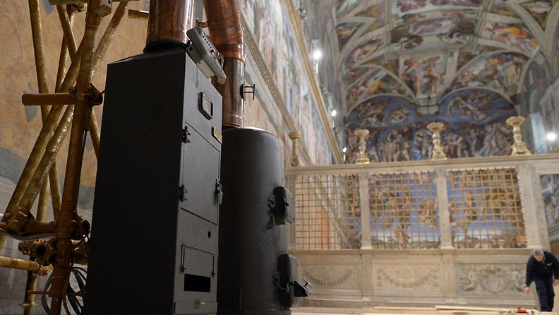 Vatikaanissa Sikstuksen kappeliin on asennettu kaksi uunia, joista toisessa poltetaan salaiset äänestyslipukkeet ja toisesta nousee savumerkki taivaalle. (Kuva 9.3.2013.)