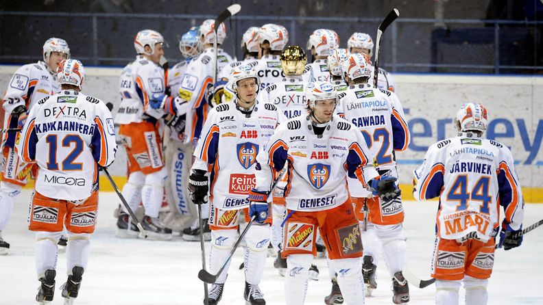Tapparan pelaajat juhlivat voittoa jääkiekon Liigan ottelun Blues vs Tappara jälkeen Espoossa 14. tammikuuta 2014.