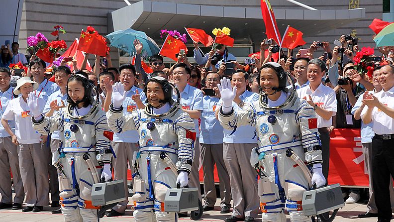 Kiinalaiset astronautit Wang Yaping, Zhang Xiaoguang ja Nie Haisheng laukaistiin avaruuteen 16.6.2013.