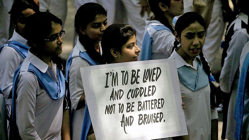 Koululaiset osoittavat mieltään lapsiin kohdistuvaa seksuaalista väkivaltaa vastaan Intiassa Delhissä 23.4.2013.