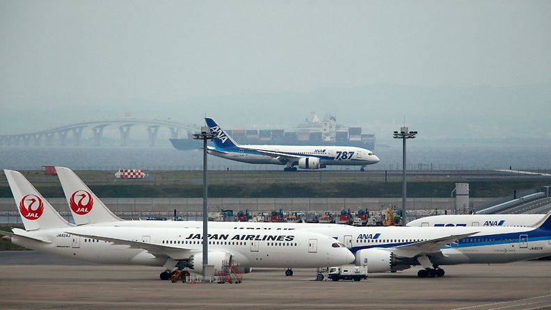 A Boeing 787 Dreamliner of All Nippon Airways (ANA) is running through on the tarmac (C, background) after landing at Haneda International Airport in Tokyo, Japan, 26 May 2013, as Japan Airlines (L) and ANA (R) jets are sitting on the ground. The plane had arrived from Chitose Airport, northern Japan, as an additional flight carrying passengers. ANA resumed its Boeing 787 aircrafts to flight operation for the first time after having suspended flight in January following technical problems. ANA plans to resume its scheduled Dreamliner flights on 01 June 2013