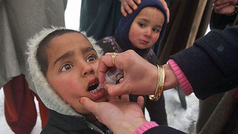 Tyttö saa suun kautta annettavan poliorokotteen Intian Kasmirissa 17.2.2012.