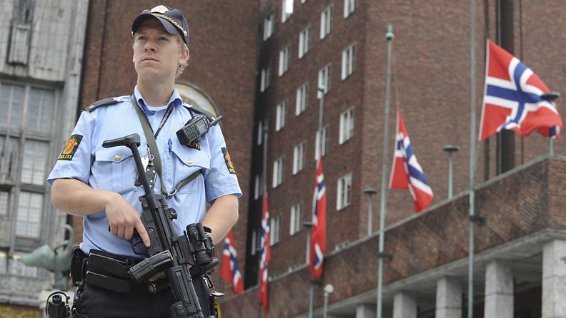 Poikkeuksellisesti aseistettu norjalaispoliisi Oslon kaupungintalon edustalla Utöyan tapahtumien jälkeisenä päivänä.