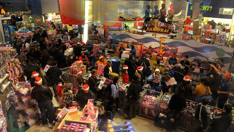 Mustan perjantain kaupankäyntiä Toys R Us -liikkeessä New Yorkin Times Squarella.