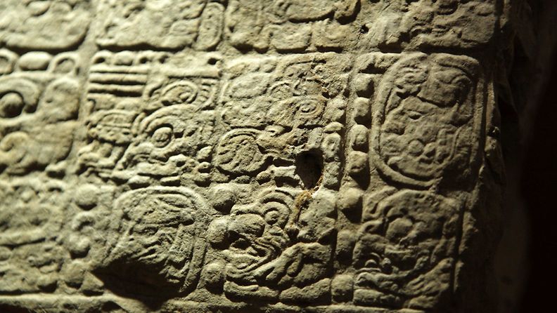  Guatemalasta vuoden 2011 keväällä löydetty, 1300 vuotta vanha maya-kivilaatta. 