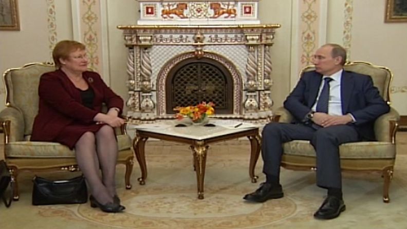 Presidentti Tarja Halonen käy jäähyväiskäynneillä naapurimaissa: tänään hän hyvästeli Venäjän johtoa, kuvassa pääministeri Putin. Kuva videomateriaalista.