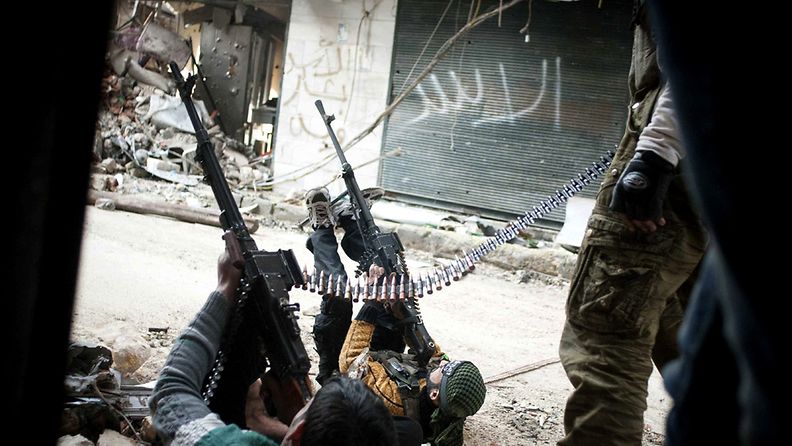 Kapinallistaistelijat tulittivat armeijan helikopteria Aleppossa 19. helmikuuta 2013.