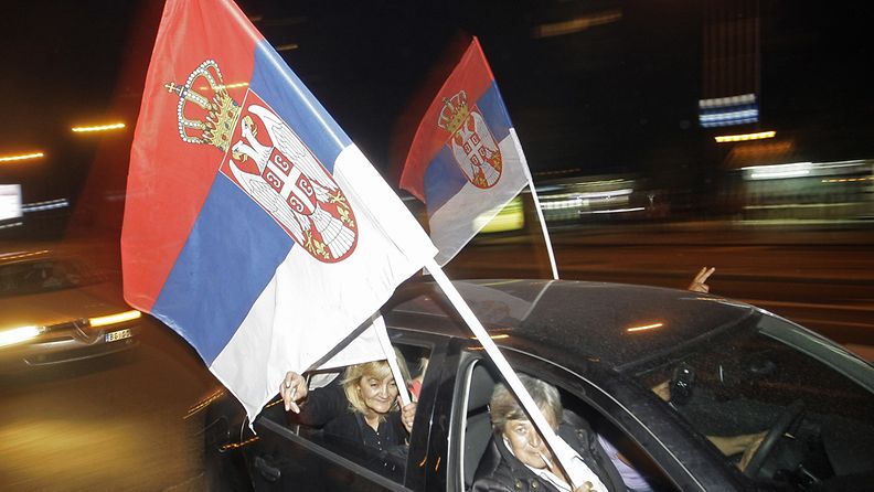 Nikolicin kannattajat juhlivat Serbian presidentinvaalien tulosta.