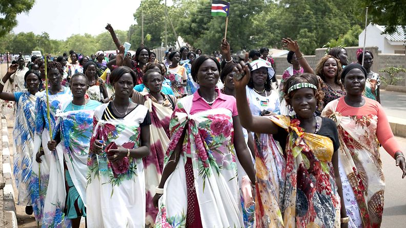 Eteläsudanilaiset naiset valmistautuivat itsenäisyysjuhlallisuuksiin 8.7.2011.