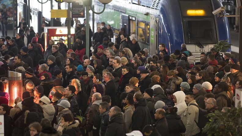 Ihmiset jonottivat Gare du Nordin juna-asemalla Pariisissa.