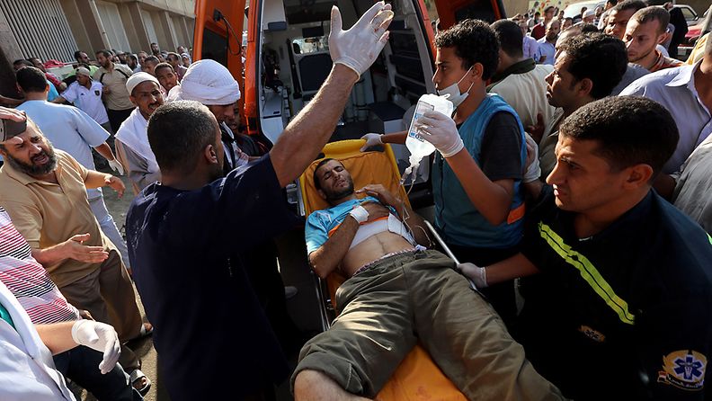 Haavoittunutta viedään hoitoon Kairossa 8. heinäkuuta 2013. 