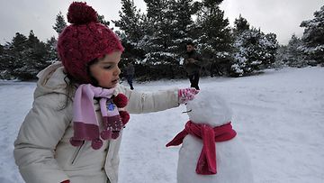 Tyttö rakensi lumiukkoa Kreikan Ateenassa 8.1.2013. Ateenassa on ollut pakkasta ja lumisateita, mikä on johtanut muun muassa koulujen sulkemiseen joillain alueilla. 
