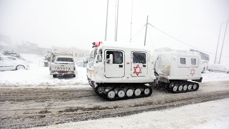 Lumisiin oloihin erikoistunut ambulanssi ajamassa Hermonvuoren laskettelukeskukseen Israelissa. Yöllä iskenyt lumimyrsky on sekoittanut Jerusalemin elämän. 