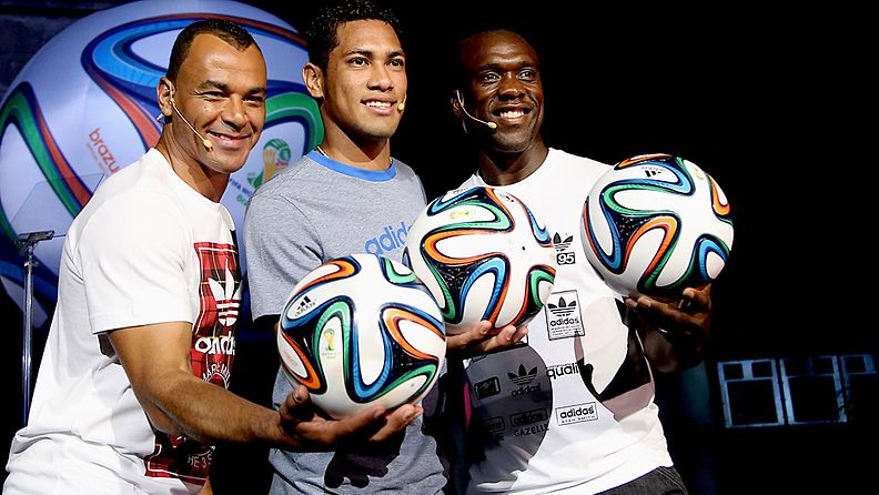 Seedorf, Hernane ja Cafu esittelivät uuden Brazuca-pallon.
