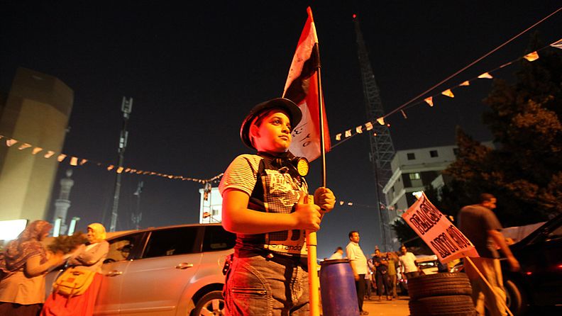 Egyptissä syrjäytetyn presidentin Mohamed Mursin tukijat ovat jatkaneet mielenosoituksiaan yön yli uhmaten eilistä varoitusta, kertoo uutiskanava al-Jazeera.  