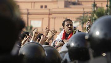 Mellakkapoliisi estää protestoijien kulkua Kairon mielenosoituksissa 25.1.2011.