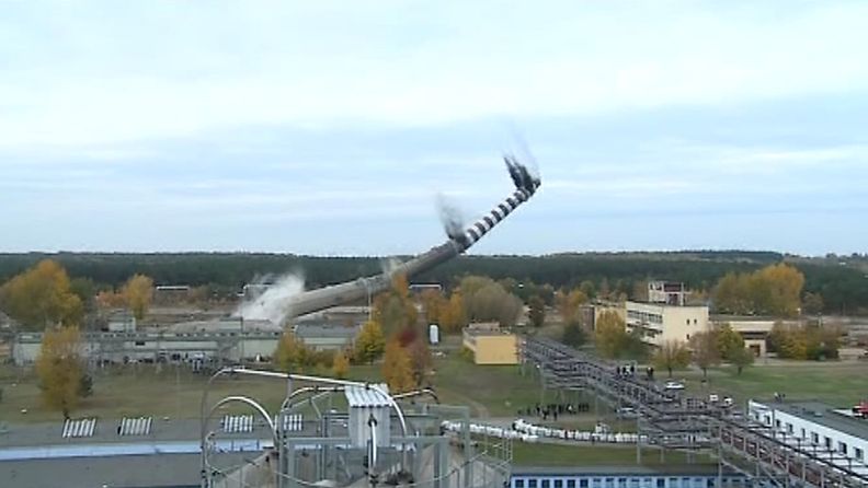 Puolassa tuhottiin räjäyttämällä 150-metrinen piippu. Kuvakaappaus EBU:n videomateriaalista.