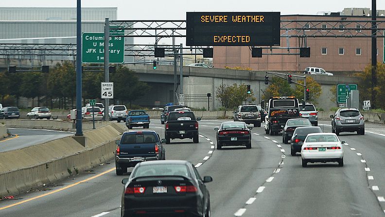 Autoilijoita varoitettiin hurrikaani Sandystä valtatiellä Bostonin Massachusettsissa 28.10.2012.