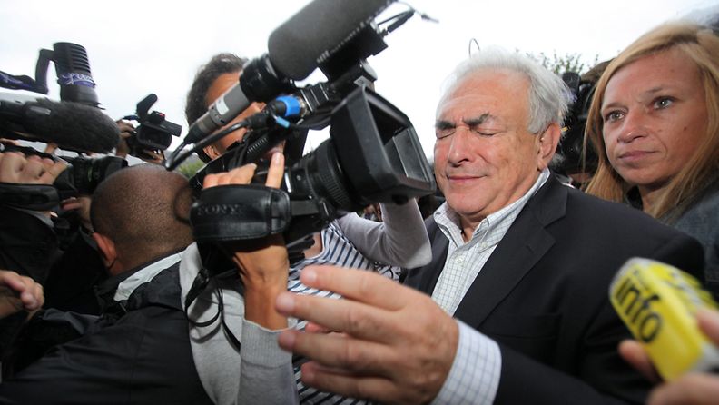 IMF:n entinen pääjohtaja Dominique Strauss-Kahn joutui median piirittämäksi palattuaan kotiinsa Pariisiin 4. syyskuuta 2011. (EPA)