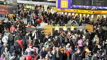 Matkustajat odottavat tietoa lennoista Frankfurtin lentokentällä Saksassa 19.12.2010.