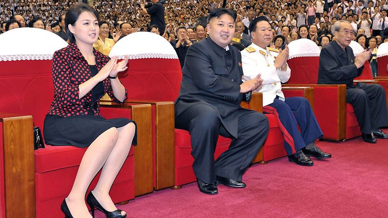 Pohjois-Korean johtajan Kim Jong-unin vaimo Ri Sol-ju suosii pilkkuja myös bleiserissään.