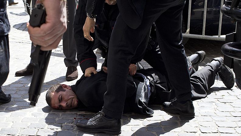 Mies pidätettiin ammuskelun jälkeen Roomassa 28.4.2013.