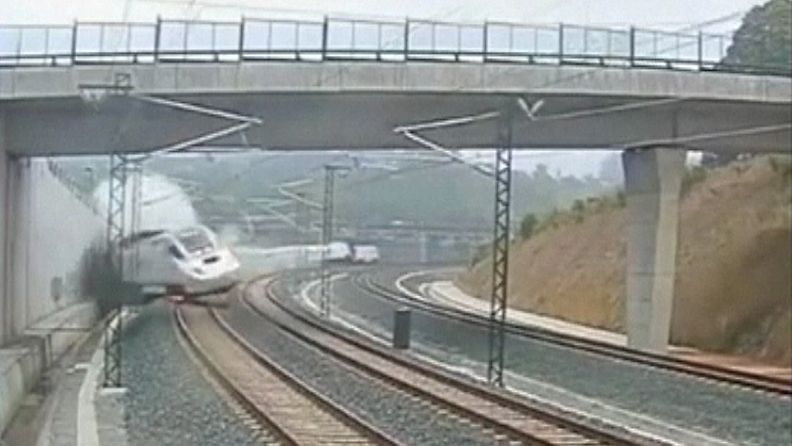 Valvontakameran kuvaa Espanjan tuhoisasta junaturmasta. Kuvakaappaus videosta.