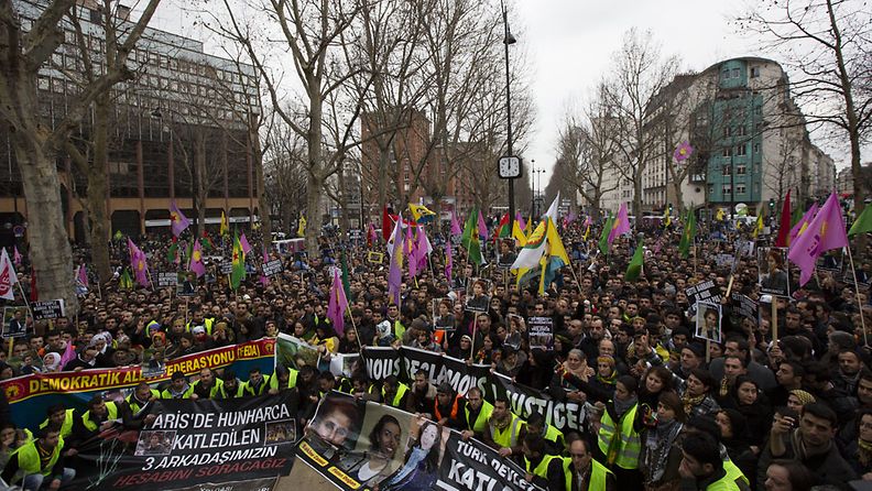 Noin 15 000 kurdia osoittivat lauantaina mieltään Pariisissa kolmen naisaktivistin surmia vastaan. 