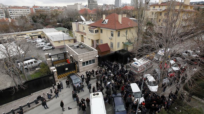 Ankaran diplomaattikortteliin on hälytetty runsaasti ambulansseja ja paloautoja.   