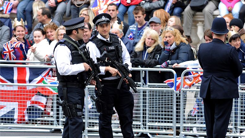 Poliisit vartioivat Westminster Abbeyn edessä Lontoossa.