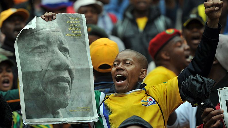 Nelson Mandelan kannattaja osoittaa suosiotaan Johannesburgissa idolilleen 9. joulukuuta 2013.