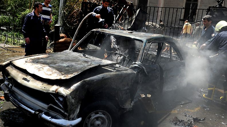 Palomiehet palaneen auton luona Damaskoksessa Syyriassa 30. huhtikuuta 2013.