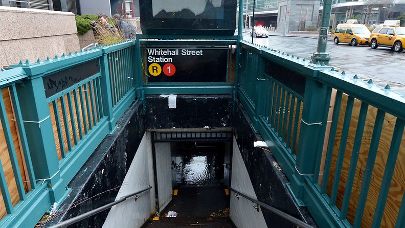 Näkymä tulvaveden valtaamalle metroasemalle New Yorkissa hurrikaani Sandyn iskettyä kaupunkiin.