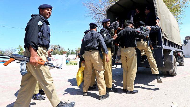 Poliisit valmistautuvat lähtemään äänestyspaikoille Pakistanissa. Vaaleja ovat leimanneet väkivaltaisuudet. Tänään maassa siepattiin entisen pääministerin poika.