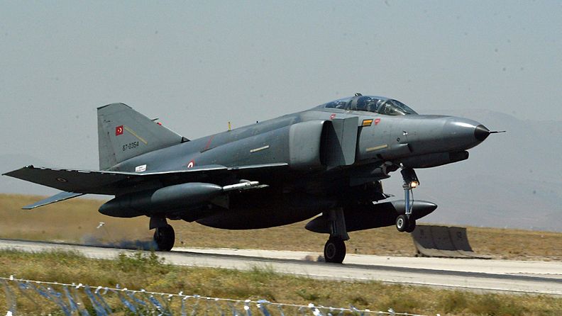Arkistokuva F-4 Phantom-taistelukoneesta, joka ammuttiin alas Syyriassa 22.6.2012.