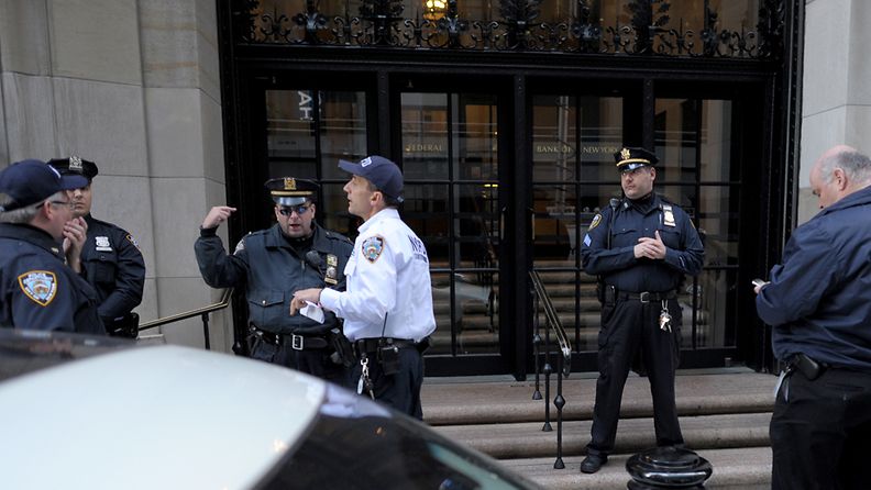 Poliiseja Yhdysvaltojen keskuspankin edustalla New Yorkissa.