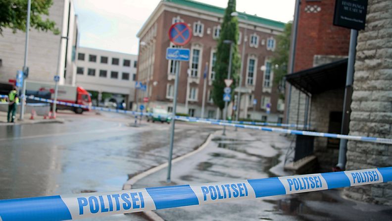 Viron puolustusministeriössä Tallinnassa sattui 11.8.2011 ampumavälikohtaus, jossa kuoli yksi ihminen. Tunkeutuja kuoli laukaustenvaihdossa poliisin kanssa.