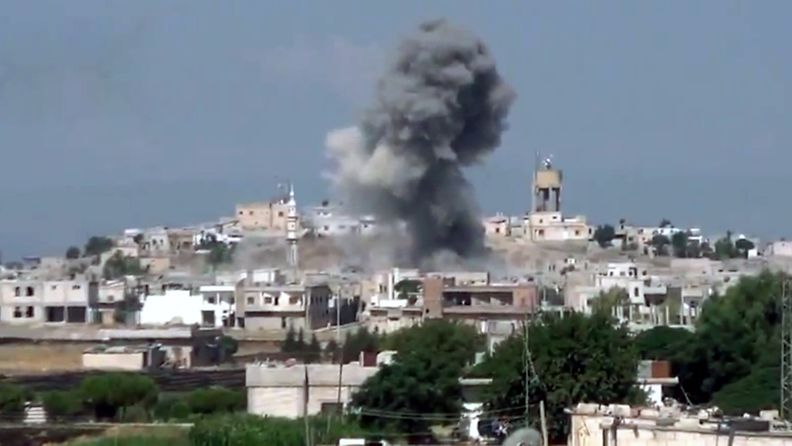 Savua nousee Homsin kaupungista Syyriassa 25. heinäkuuta 2012.