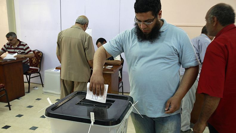Egyptiläismies äänesti Mahalla el-Kubran äänestyspaikalla Pohjois-Kairossa 23.5.2012. 